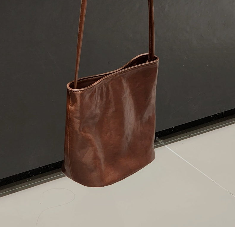 Malinsu soft faced water bucket armpit bag